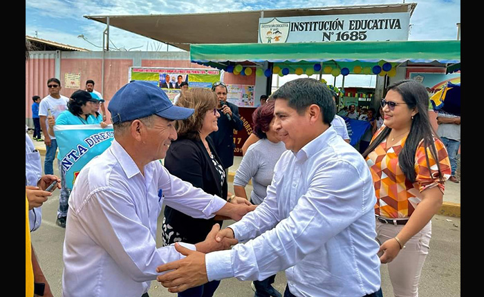 Ceremonia frente al letrero de la Institución Educativa N.° 1685 de Villa Magisterial, con autoridades de educación y vecinos, diciembre de 2023.