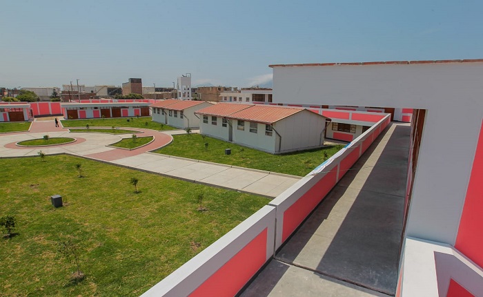 Patio, pabellones y áreas verdes de la I.E. 88011 Inca Garcilaso de la Vega tras la culminación de la reconstrucción.