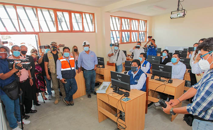 Sala de cómputo con computadoras nuevas durante la inauguración del local del colegio Inca Garcilaso de la Vega de Chimbote, 29 de noviembre de 2021, con autoridades, prensa y mascarillas.