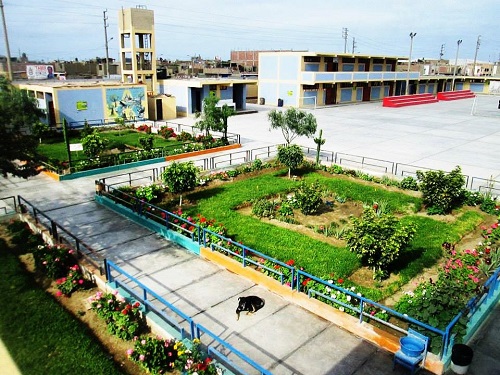 Patio, jardines y pabellones de la I.E. 88013 Eleazar Guzmán Barrón en Chimbote.
