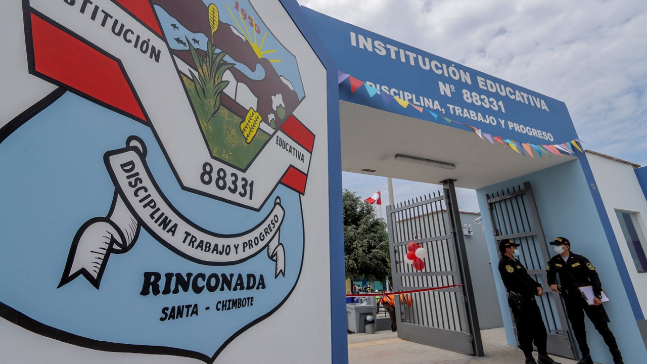Portada azul de la Institución Educativa N° 88331 Rinconada con el mural y el lema Disciplina, Trabajo y Progreso.