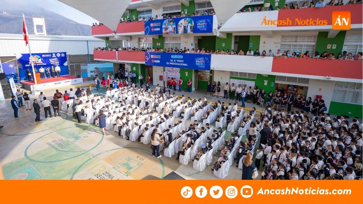Patio central de la I.E. 89001 durante la ceremonia del 16 de marzo de 2026, con el rótulo que identifica al colegio y a la ANIN.