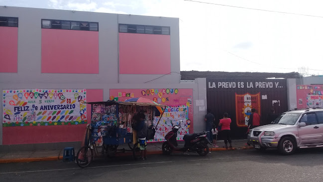Fachada del local antiguo de la I.E. 89001 con mural del aniversario y, en el portón, el lema «La Prevo es la Prevo y…».