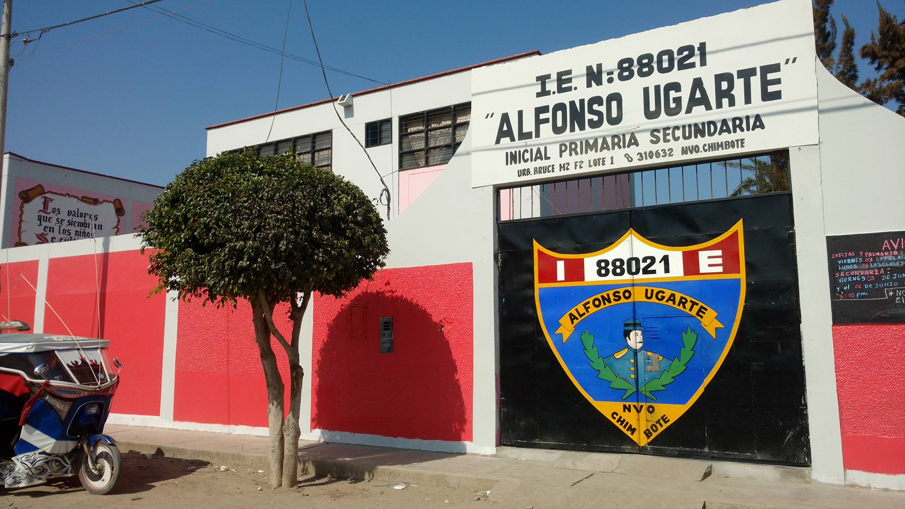 Portón de la I.E. N°88021 Alfonso Ugarte con escudo pintado