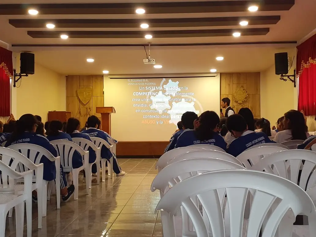Auditorio de la Antonio Raimondi con estudiantes de buzo institucional
