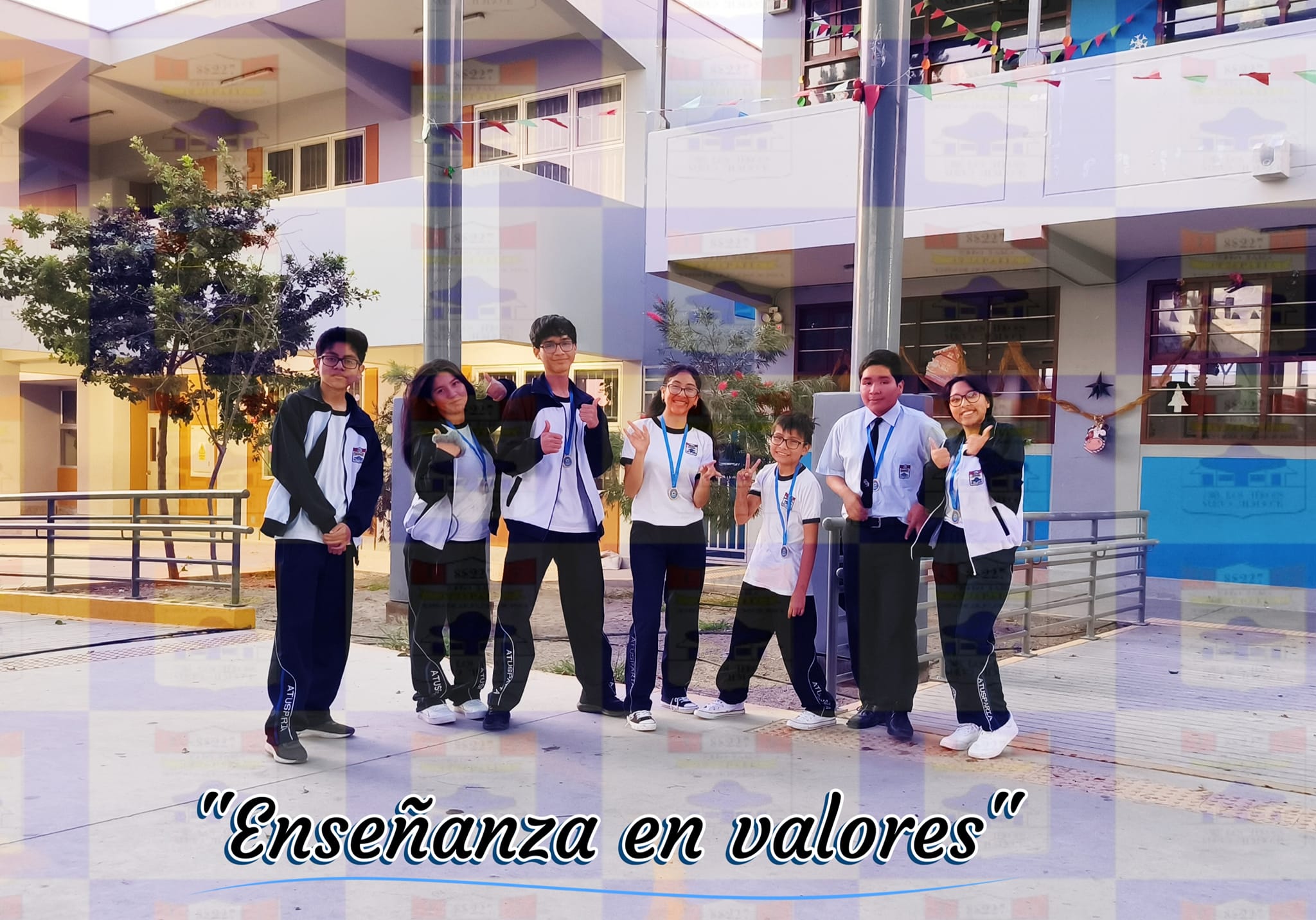 Estudiantes del Atusparia con buzos que llevan el nombre del colegio, lema Enseñanza en valores