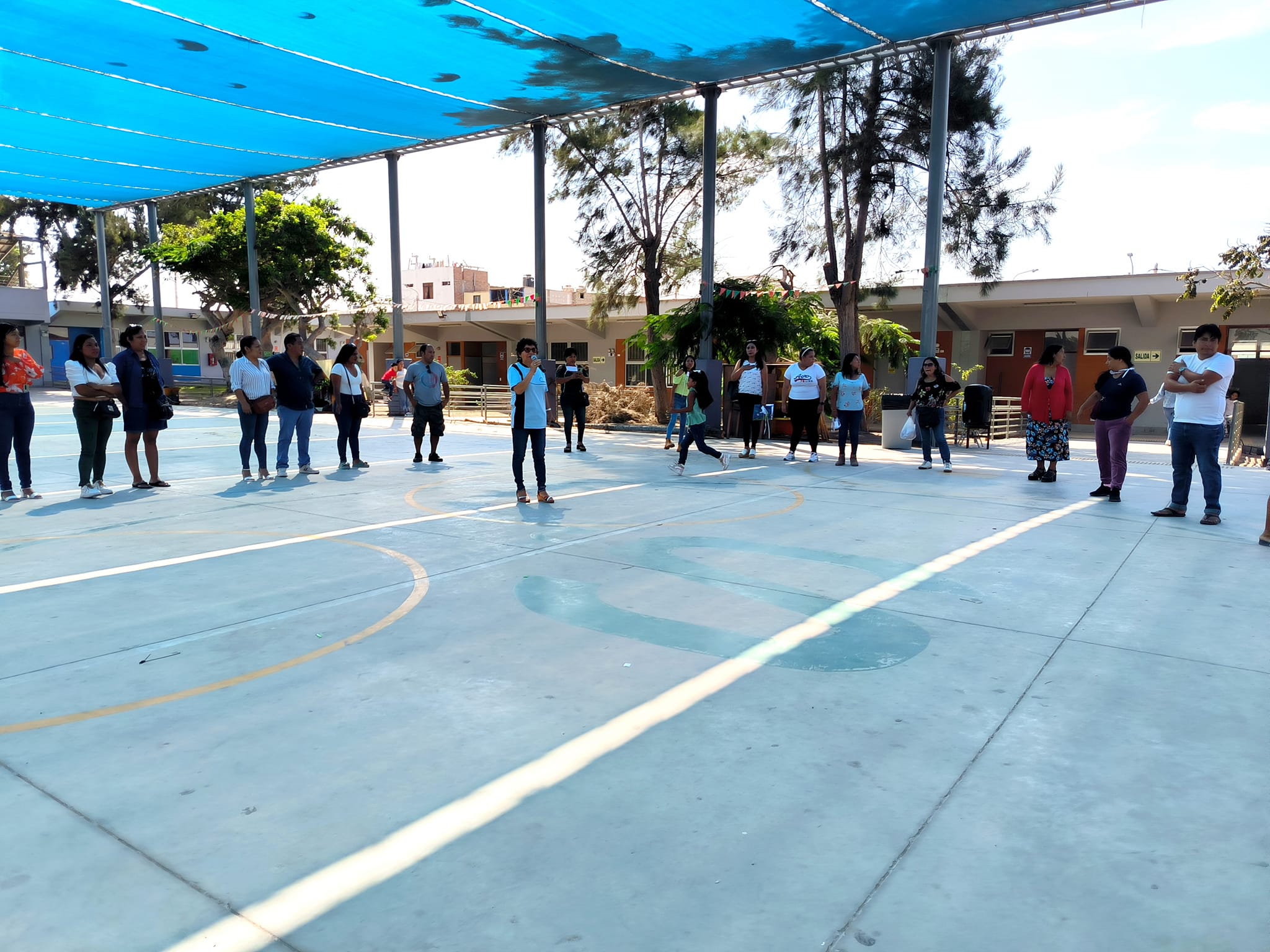 Toldo azul de sombra sobre el patio del Pedro Pablo Atusparia durante evento escolar