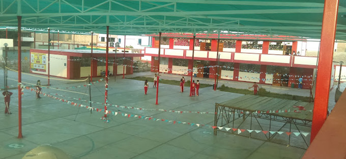 Patio cubierto con columnas rojas del Augusto Salazar Bondy