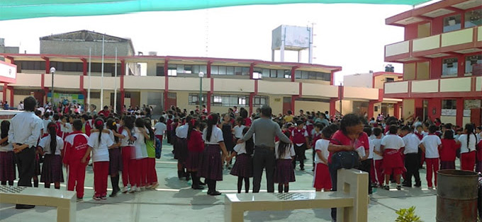 Estudiantes con uniforme rojo en el patio del Salazar Bondy