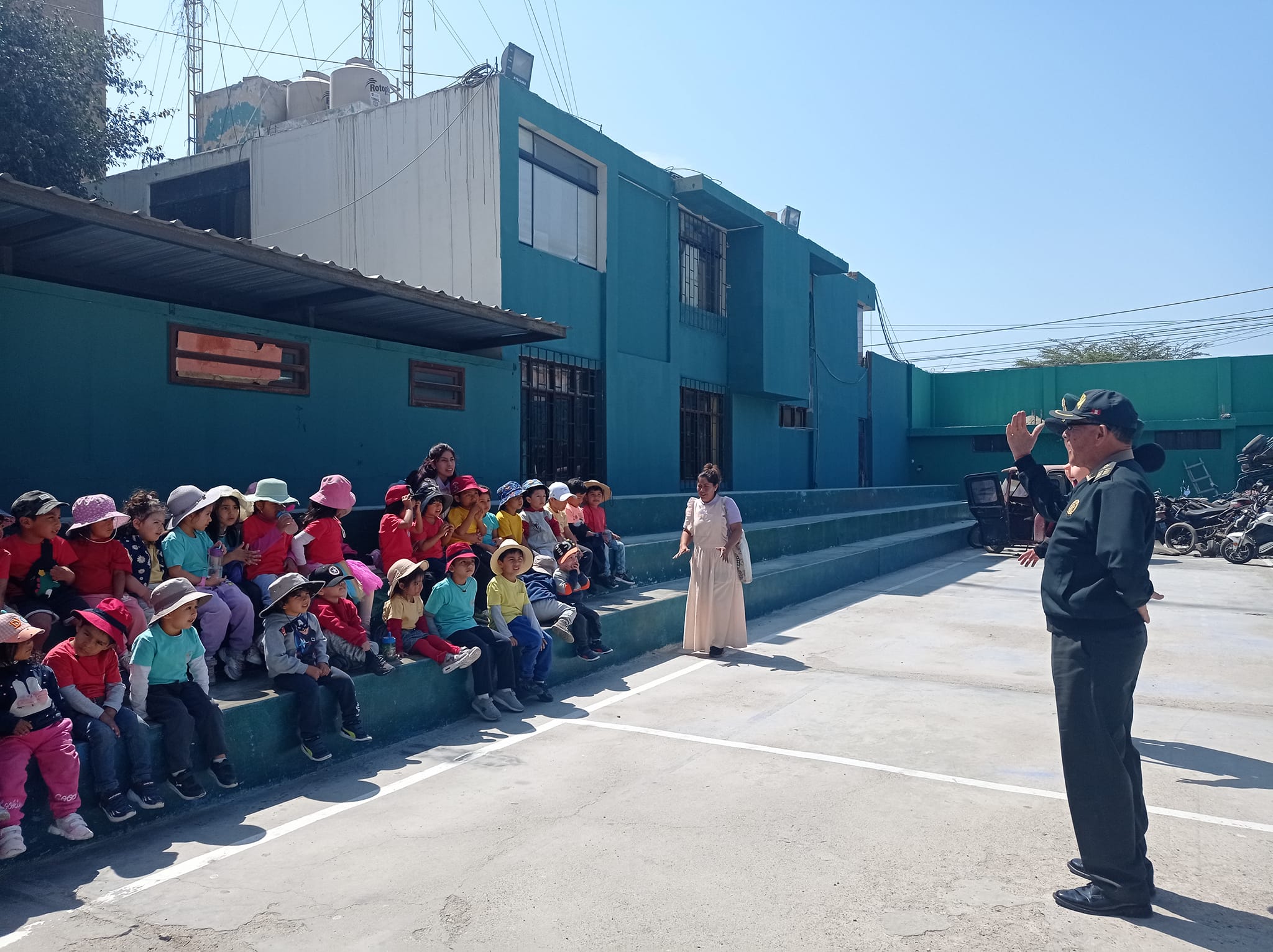 Charla en el patio verde de La Casa de los Niños