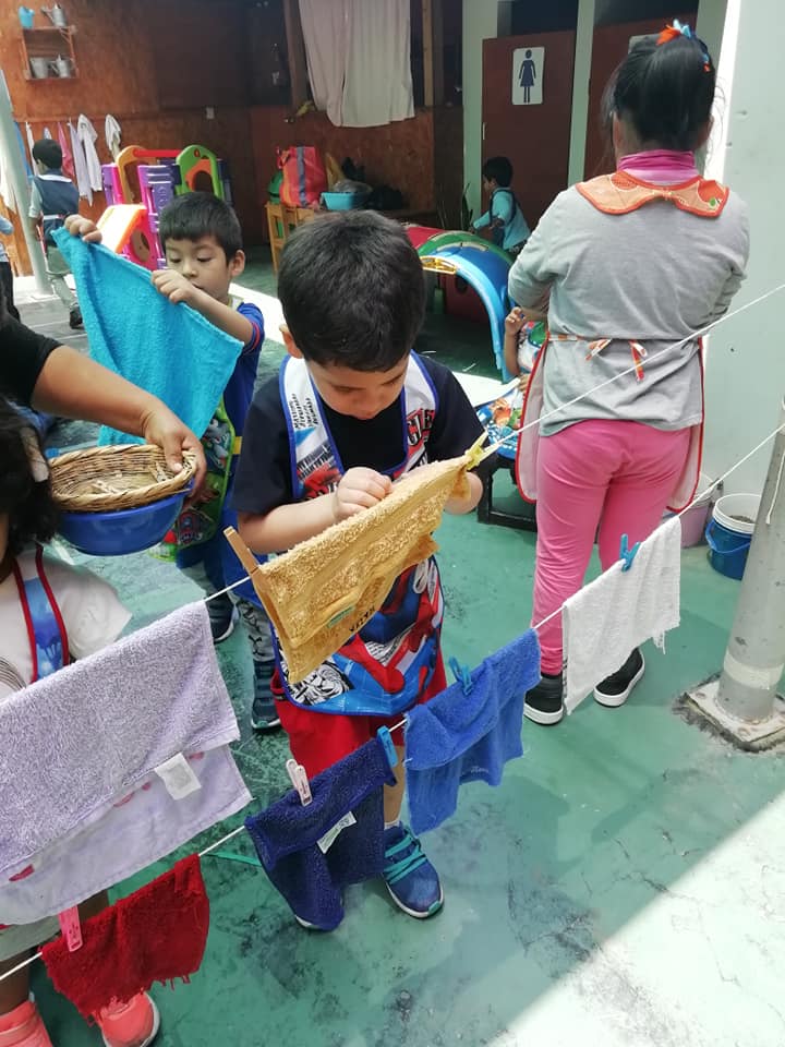 Taller de tendedero de toallas en La Casa de los Niños