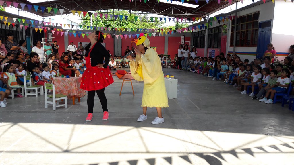 Festival infantil en el patio cubierto del Cristo Rey Chimbote