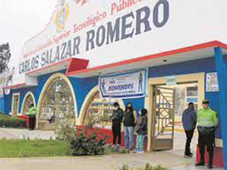 Letrero con el nombre del instituto Carlos Salazar Romero en la fachada