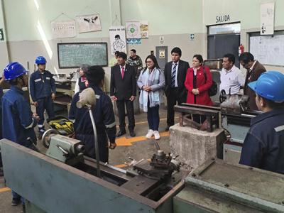 Estudiantes con casco azul en el taller de máquinas del instituto Carlos Salazar Romero