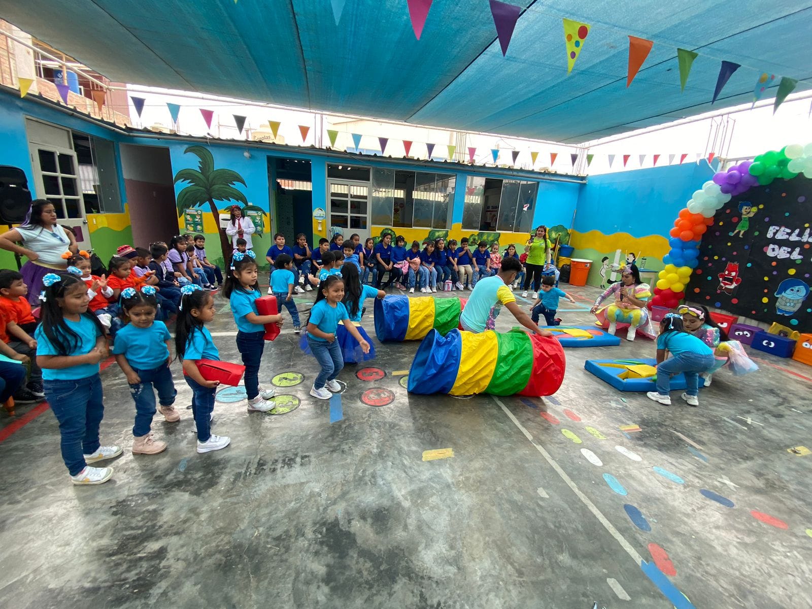 Festival con juegos y túnel de colores en el patio techado de la Estrella de Belén