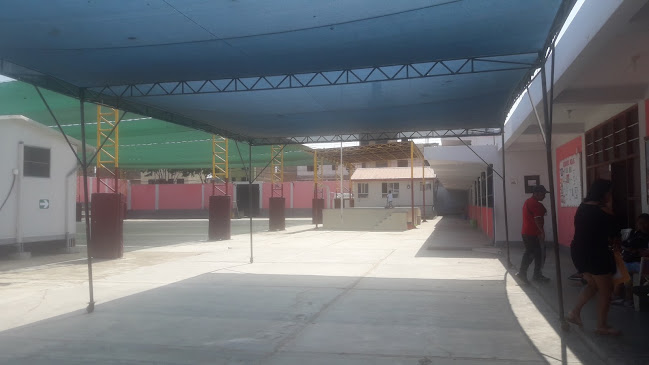 Patio interior de la 89001 Ex Prevocacional con toldo azul