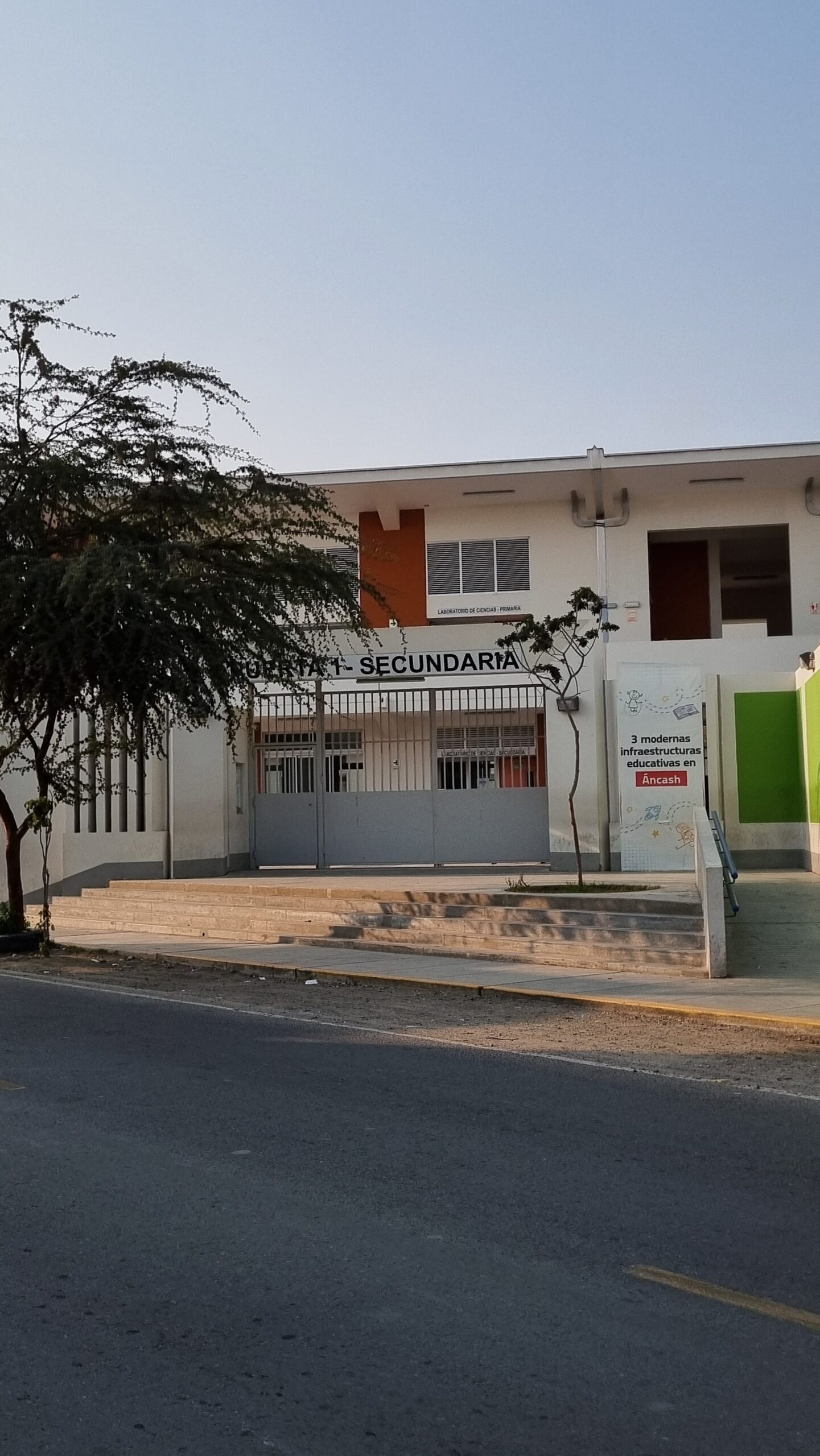 Portón de la secundaria Gastón Vidal Porturas con letrero y cartel de infraestructuras de Áncash