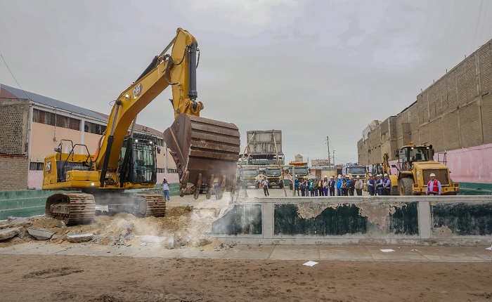 Excavadora en el inicio de la obra de reconstrucción del colegio Manuel González Prada