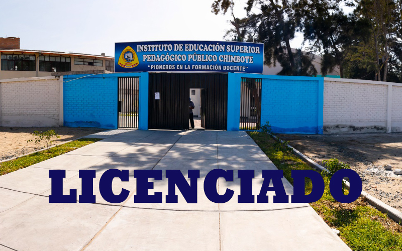 Portalón azul del Pedagógico de Chimbote con letrero institucional