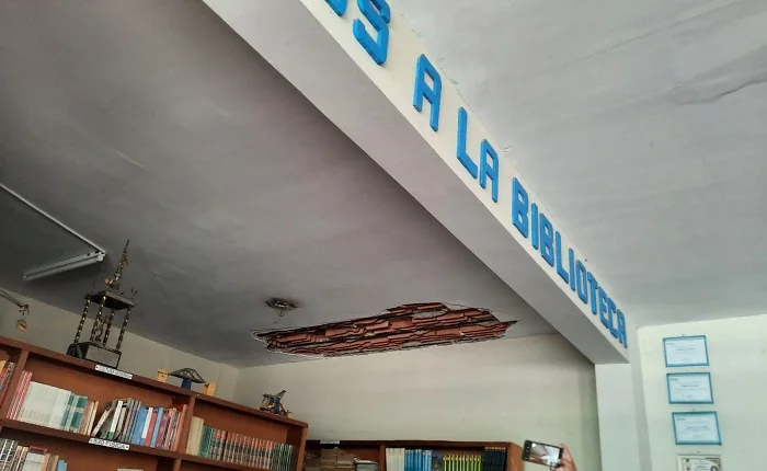 Techo deteriorado en la biblioteca del antiguo colegio, según una fotografía publicada por RSD Noticias en 2022.