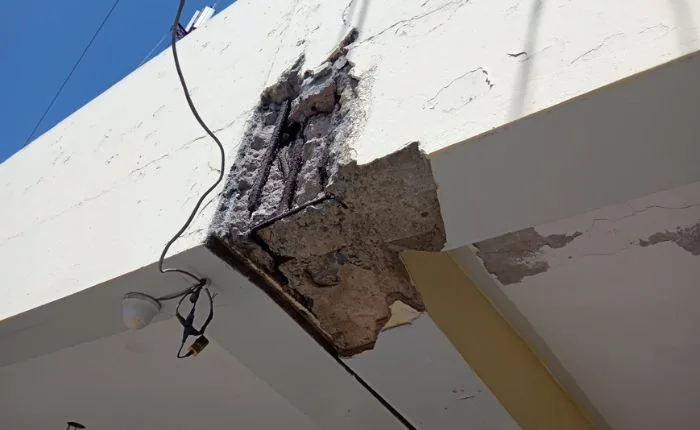 Daño en el techo de un pabellón del antiguo colegio registrado en la noticia de julio de 2025.