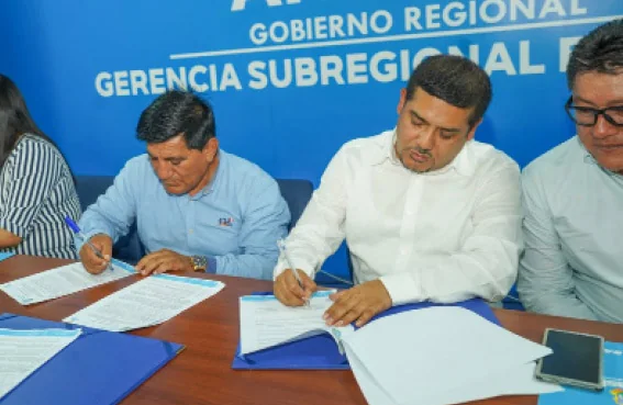 Representantes firman el contrato de construcción del nuevo Colegio Inmaculada de la Merced.