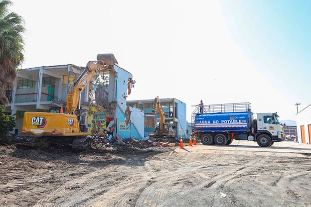 Maquinaria en el terreno del antiguo colegio durante el inicio de la reconstrucción, junio de 2026.