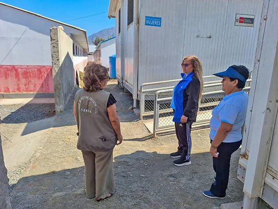 Personal de UGEL Santa inspecciona módulos prefabricados del plantel antes de su retiro para la reconstrucción.