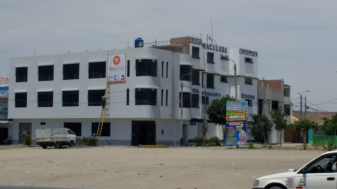 Edificio blanco de la I.E.P. Inmaculada Concepción con letrero en el techo