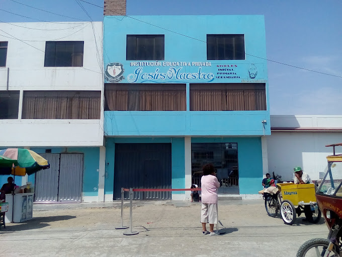 Fachada celeste de la I.E.P. Jesús Maestro con su rótulo y los niveles inicial, primaria y secundaria.