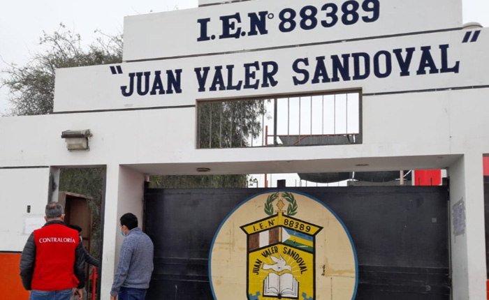 Portón de la 88389 durante la visita de la Contraloría