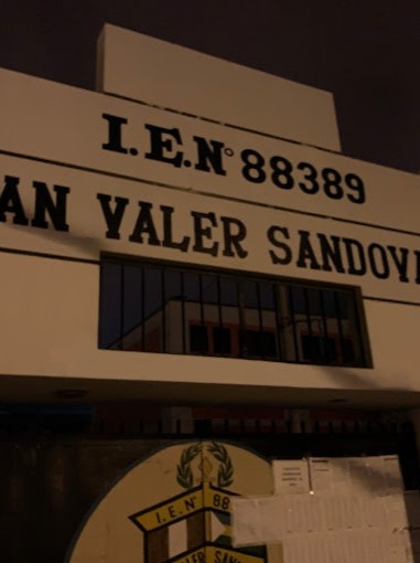 Letrero del colegio 88389 Juan Valer Sandoval en primer plano