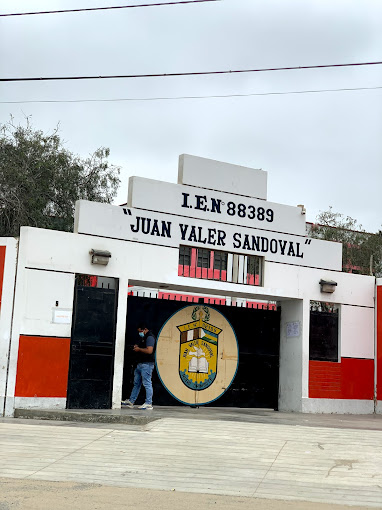 Portal de la I.E.N 88389 Juan Valer Sandoval con letrero