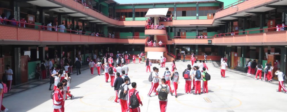 Patio con alumnos del Colegio Monseñor Marcos Libardoni de Chimbote