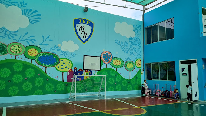 Patio techado de Mundo de Niños con escudo I.E.P. en el mural
