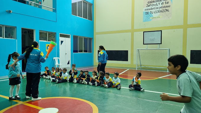 Cancha techada de Mundo de Niños con actividad de inicial