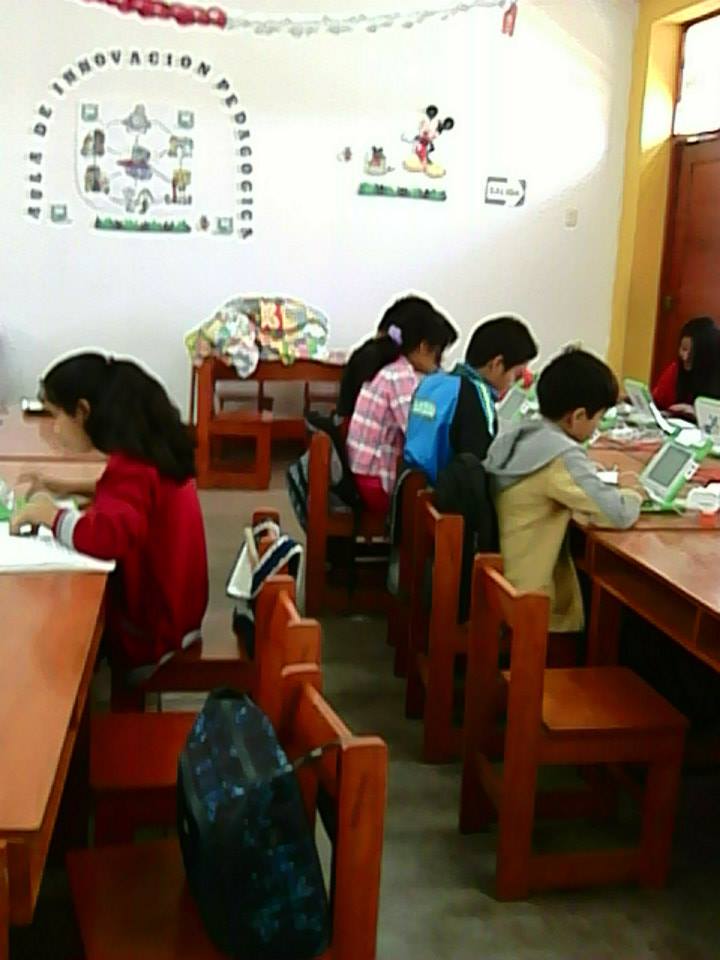 Estudiantes con laptops en aula de la 88240 Paz y Amistad