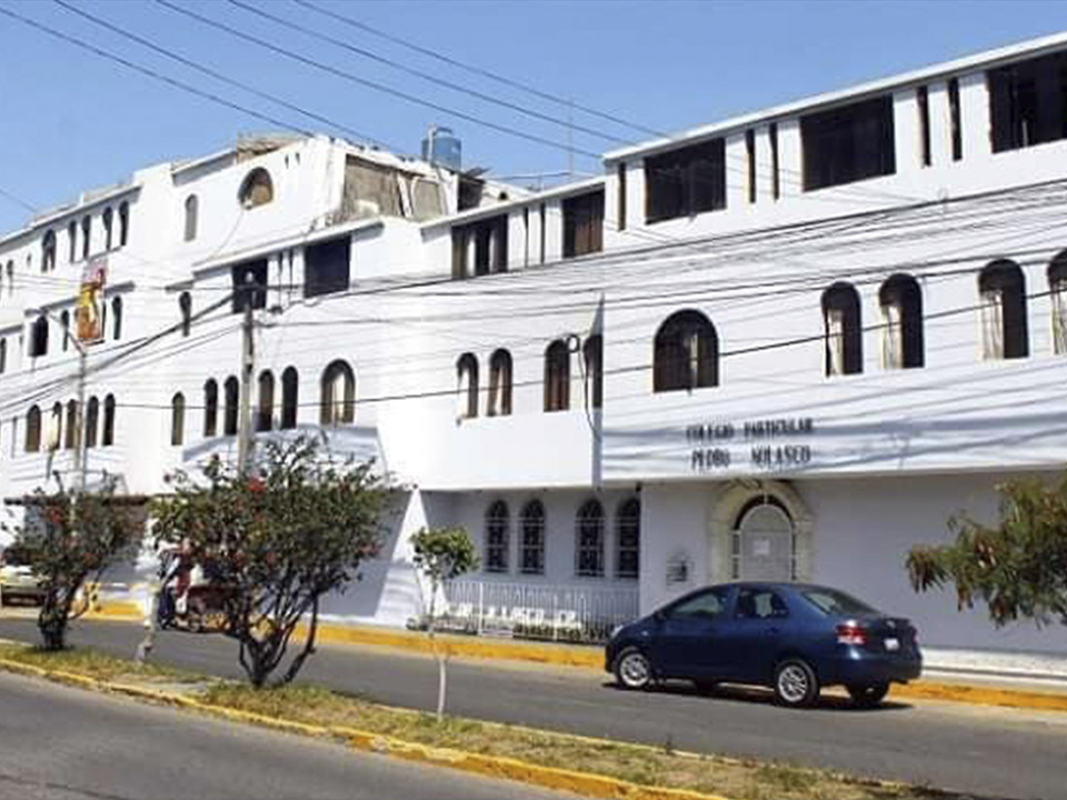 Vista lateral del edificio blanco del colegio Pedro Nolasco