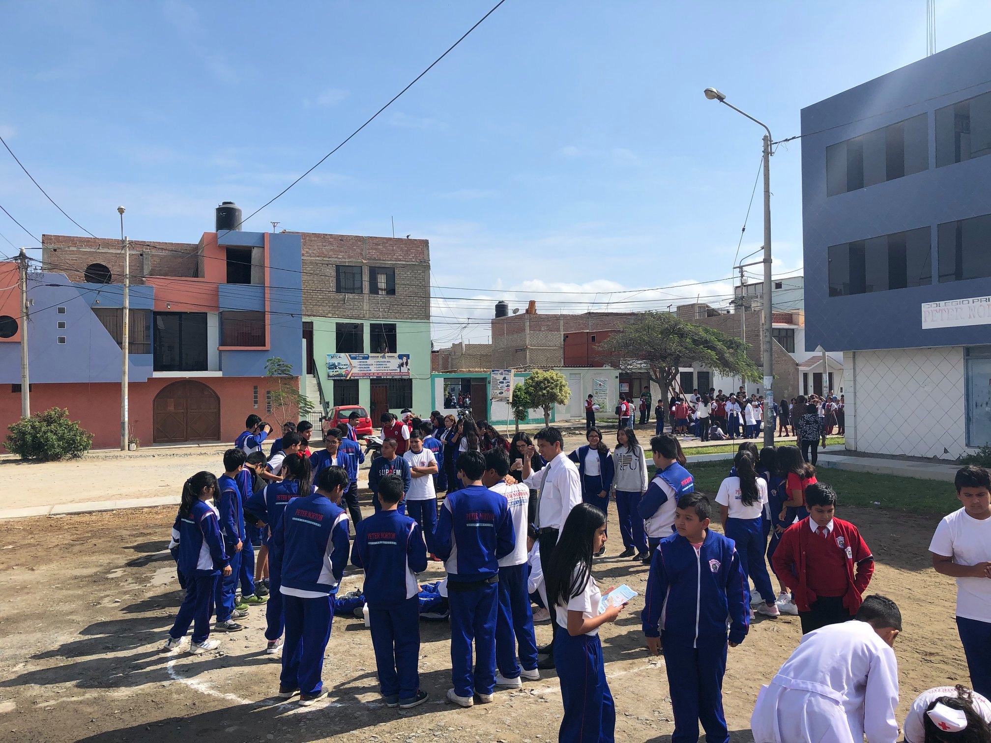 Patio del colegio Peter Norton con estudiantes de buzo azul