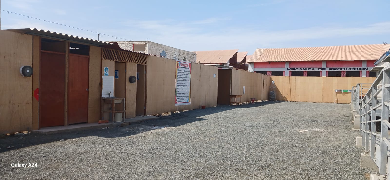 Patio del Politécnico Nacional del Santa con aulas prefabricadas y el taller de Mecánica de Producción al fondo