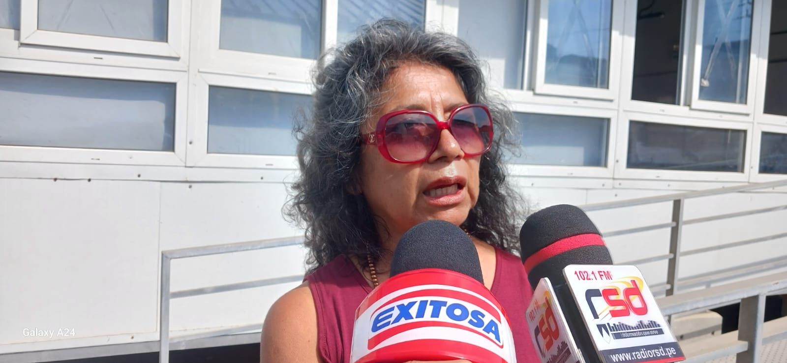 Entrevista de Exitosa y RSD frente a las aulas prefabricadas del Politécnico Nacional del Santa