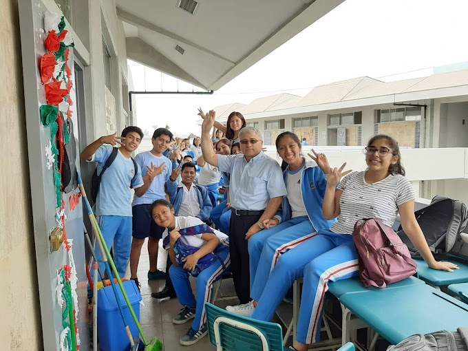 Estudiantes con uniforme azul en el pasillo de la República Argentina