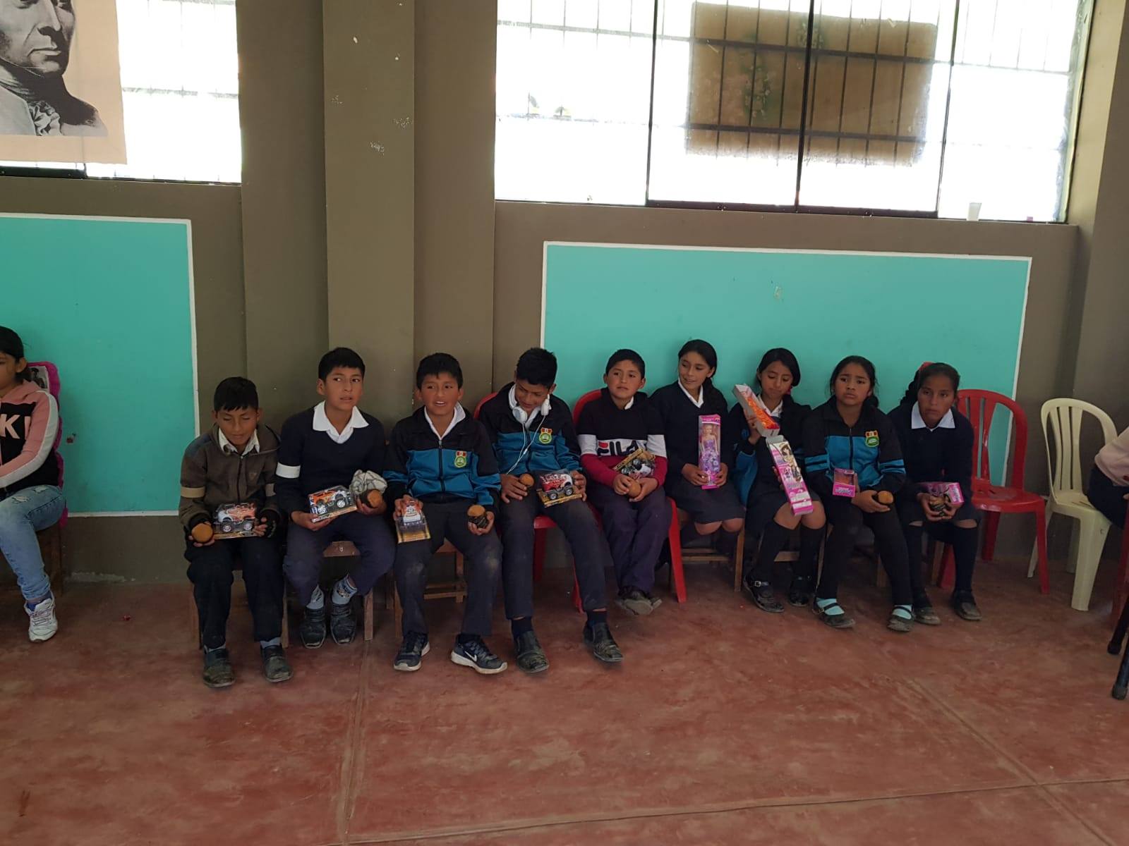 Estudiantes del San Luis de la Paz con juguetes nuevos en el aula