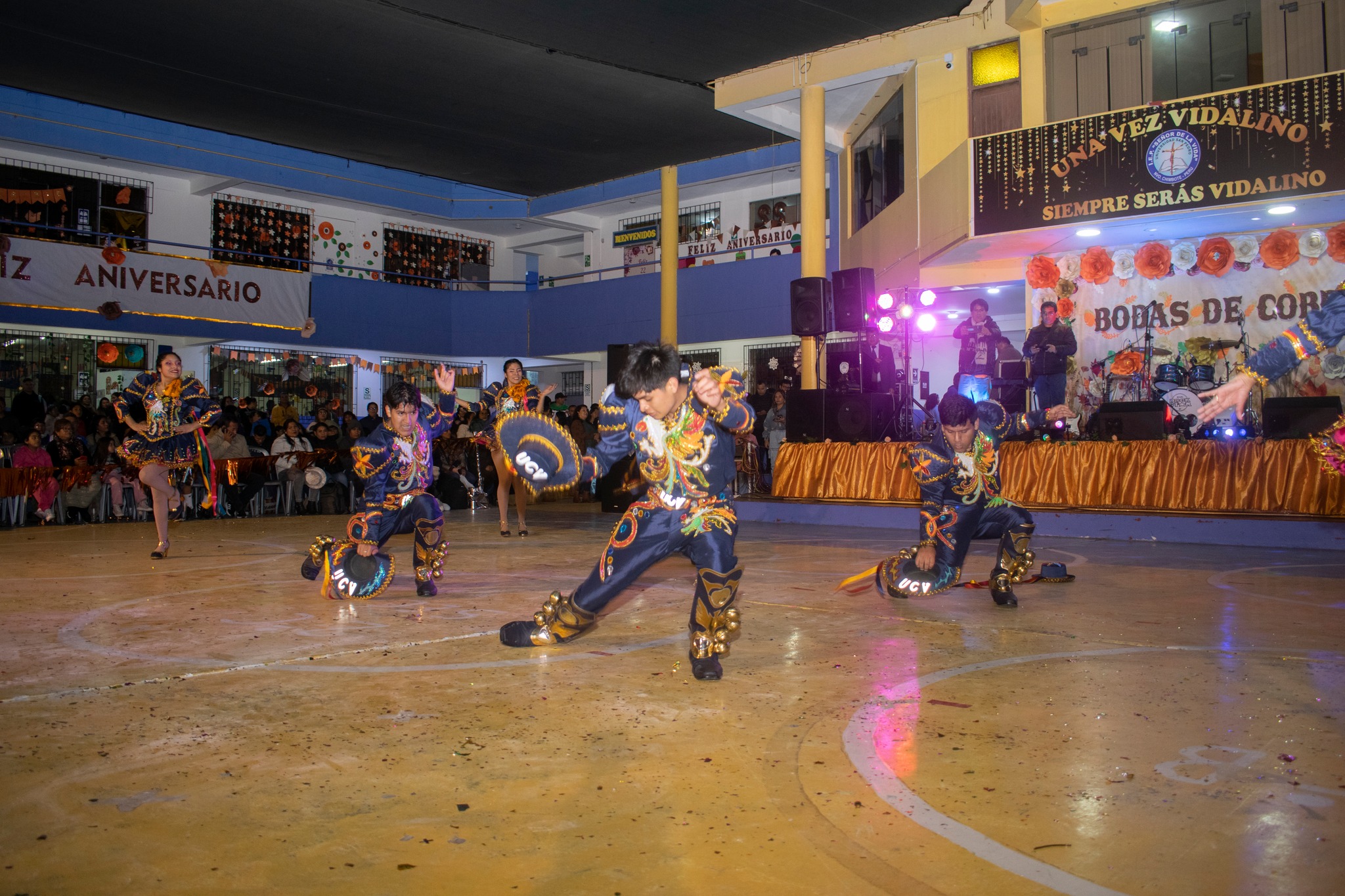 Danzas en el aniversario del Señor de la Vida con pancarta Vidalino