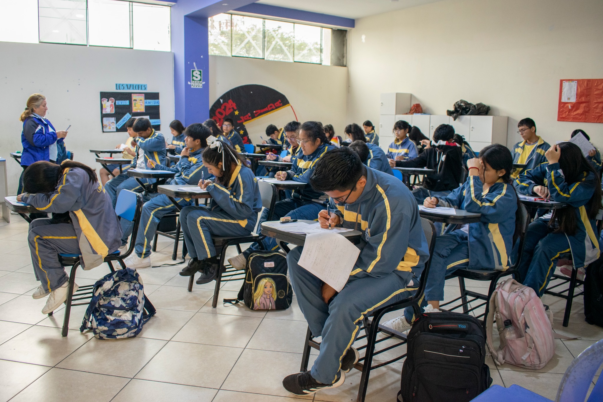 Estudiantes con buzo gris y amarillo rinden evaluación en el Señor de la Vida