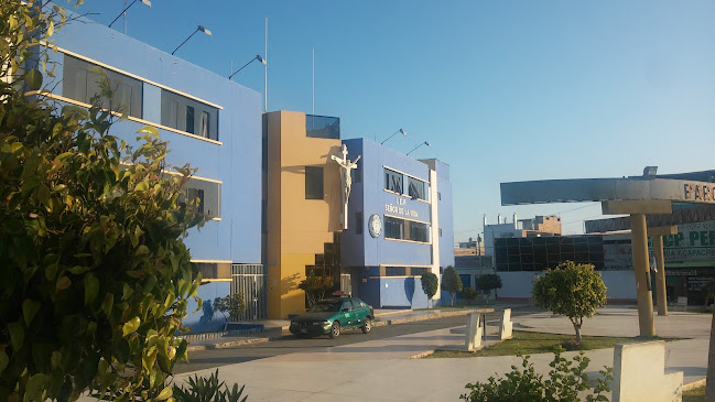 Fachada azul del colegio Señor de la Vida con escultura de Cristo