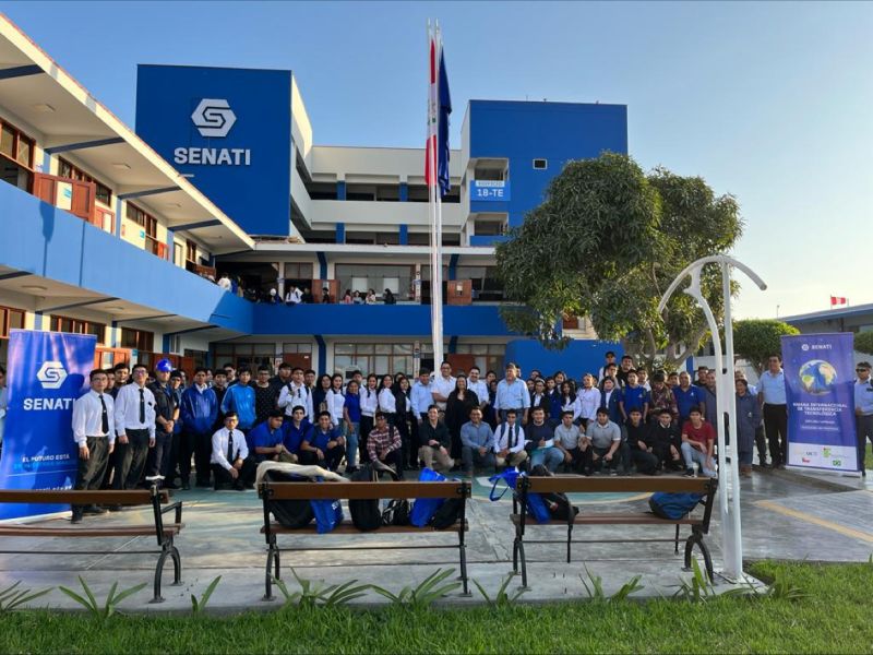 Edificio de SENATI Nuevo Chimbote con grupo de estudiantes al ingreso