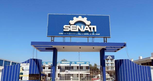 Portón de acceso de SENATI con letrero institucional
