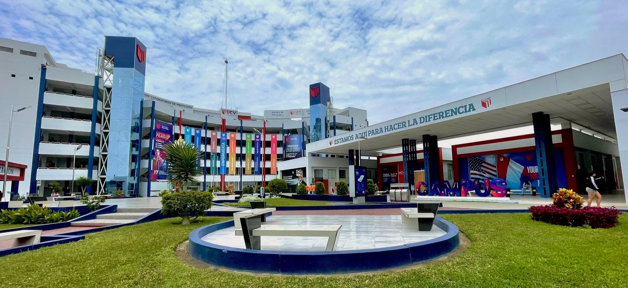 Plaza del campus UCV Chimbote con el letrero CAMPUS, torres con escudo y el mensaje «Estamos aquí para hacer la diferencia».