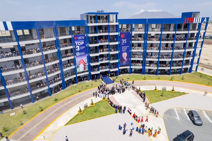 Vista aérea del edificio nuevo de la UCV Chimbote con pendones